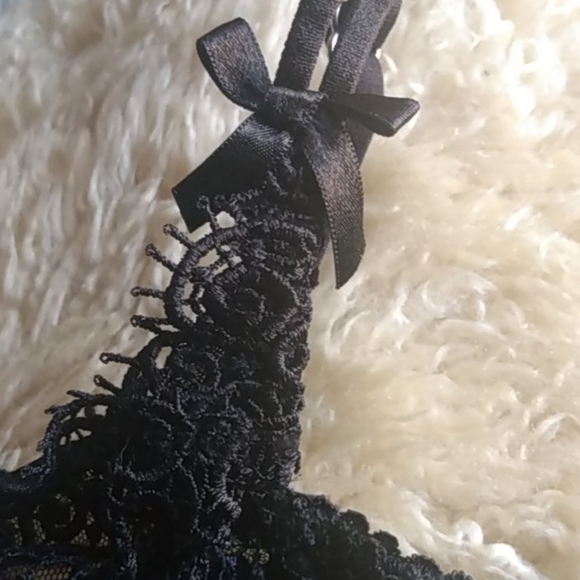 Guoeappa Lace Bra & Panties - Picture 7 of 8